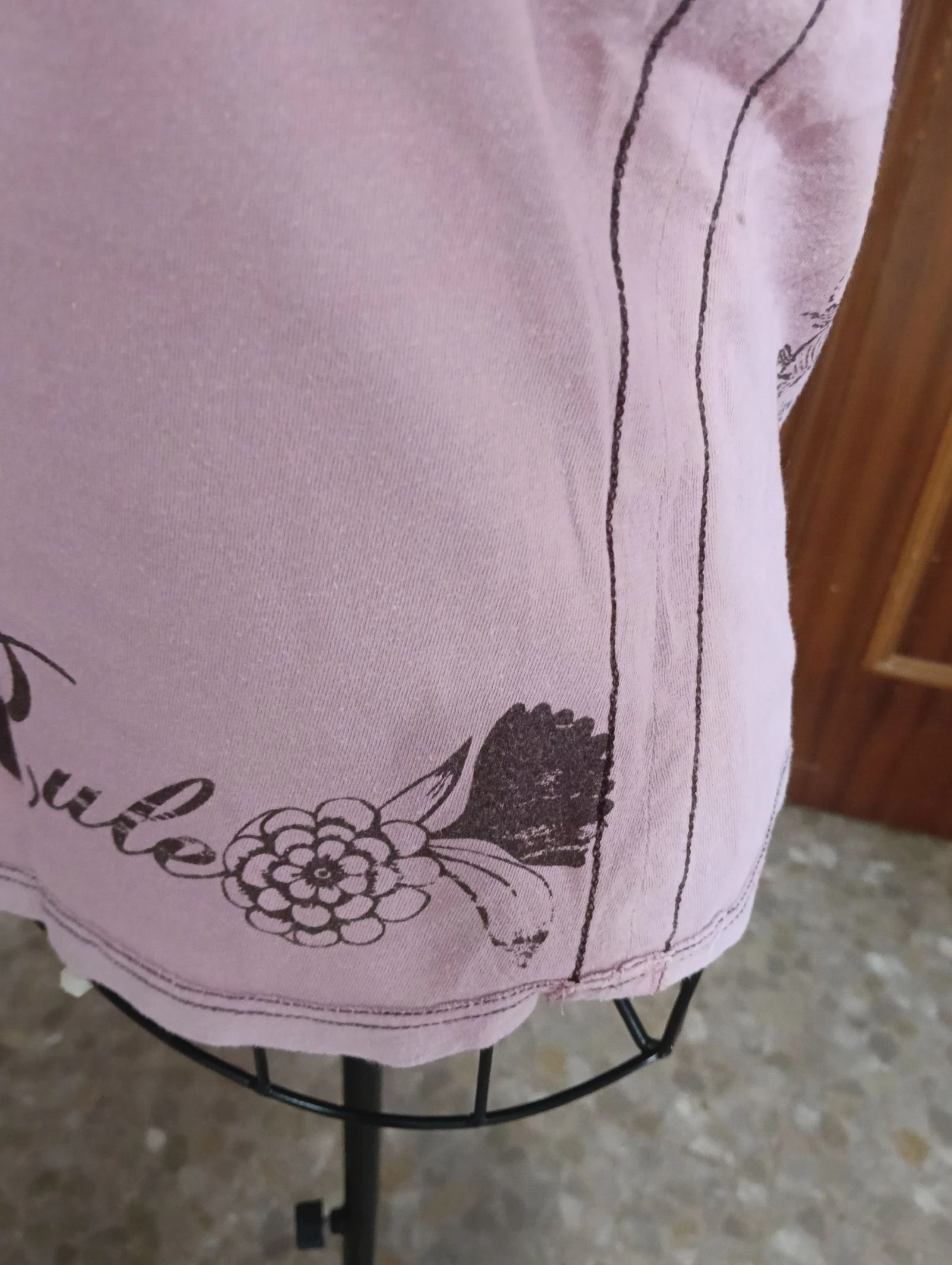 Top met halsband, roze met verstelbaar lint in het midden, bloemenprint en universiteitsstijl op de achterkant – photo 8